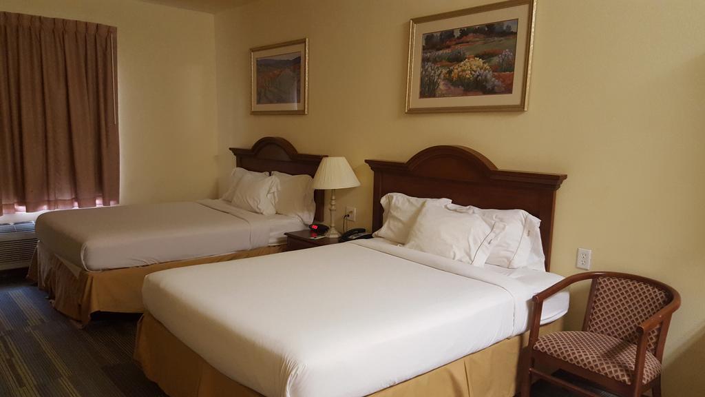 Reddy Hotel Plainview Bagian luar foto