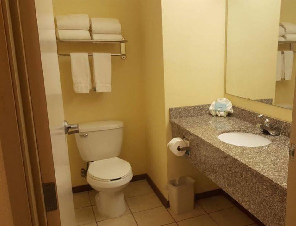 Reddy Hotel Plainview Bagian luar foto