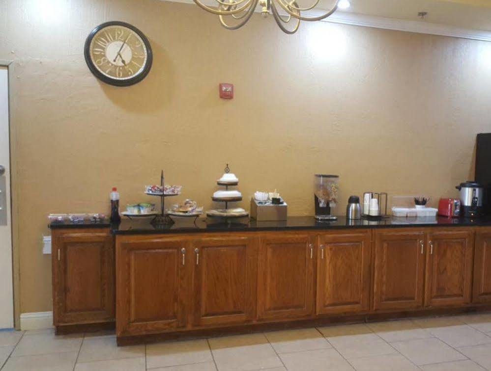 Reddy Hotel Plainview Bagian luar foto